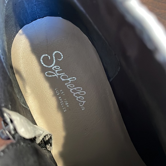 NWT Seychelles Chaparral Ankle Bootie Embossed Snake Print Black White P… - Picture 7 of 10